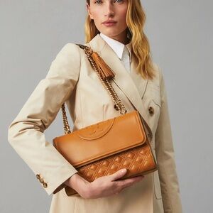 This item has been sold it won’t let me delete never used Tory Burch Fleming